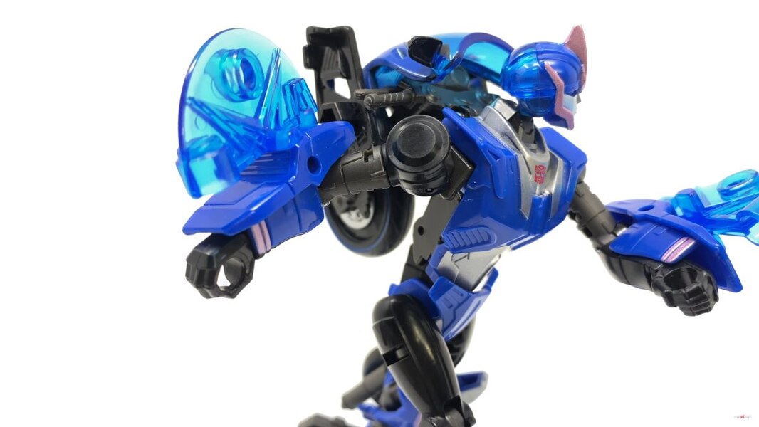 Transformers Legacy Prime Arcee In Hand Image  (7 of 43)